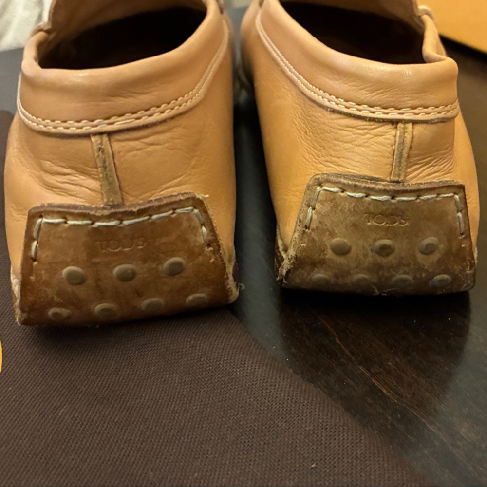 Tod’s Women’s Tan Leather Driving Loafers Moccasins w/ silver grommets. Size 37. - Picture 6 of 16
